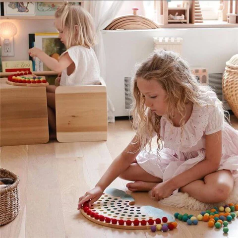 jeune fille qui joue avc des jeux montessori